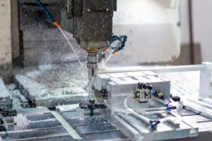 Freze tezgâhında bağlanmış metal parçanın işlenmesi