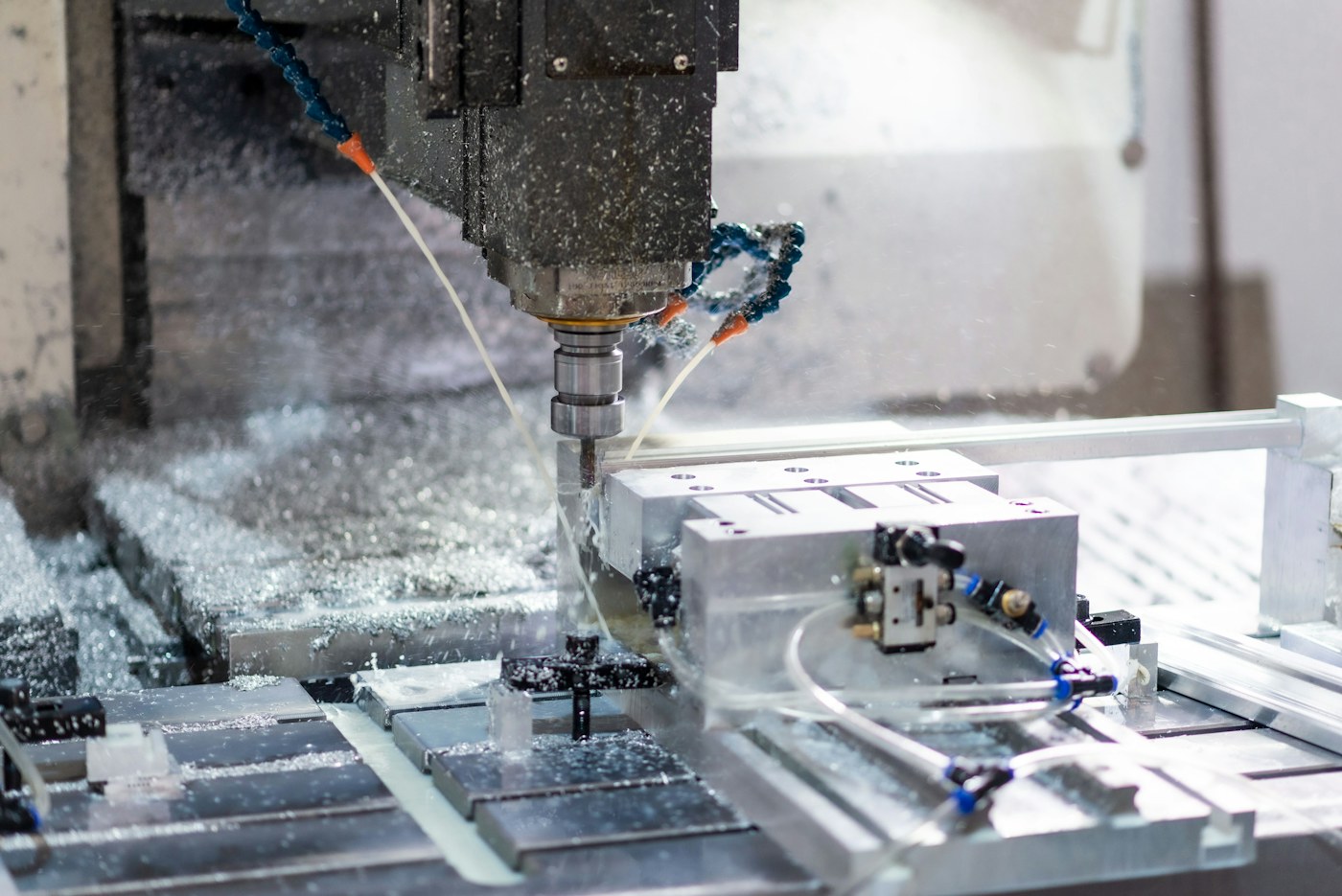 Freze tezgâhında bağlanmış metal parçanın işlenmesi
