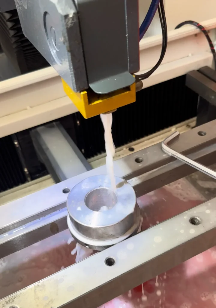 CNC Tel Erozyon tezgahında soğutma sıvılı hassas metal kesim işlemi